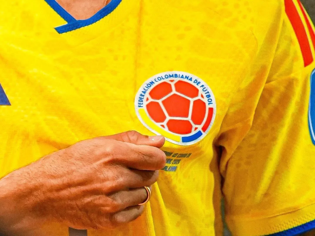 colombia footbal yellow jersey with logo